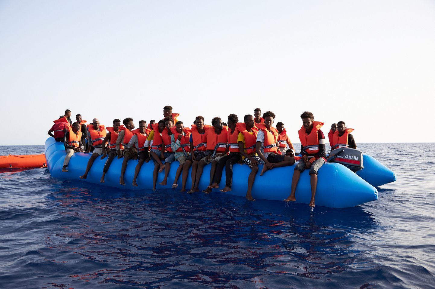 Pilt 65 inimesest, kelle abilaev Sea-Eye Liibüa rannikust umbes 50 kilomeetri kaugusel päästis.