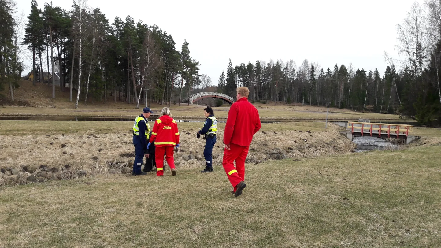Tõrvas aidati veest välja jõkke kukkunud mees.