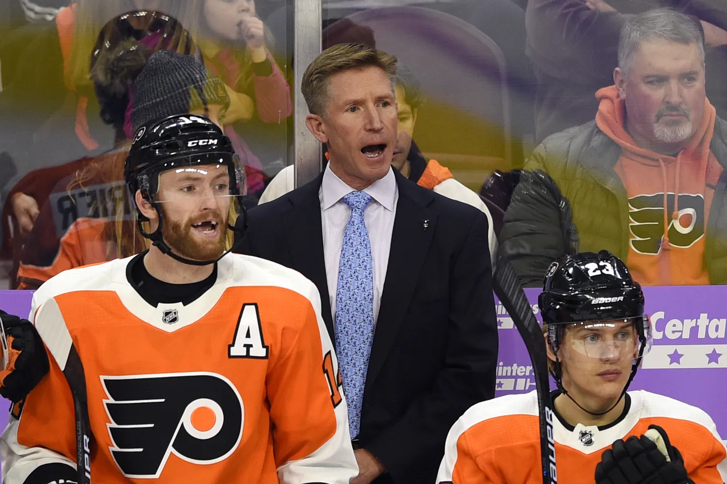 Flyersi peatreener Dave Hakstol sai ametist priiks.