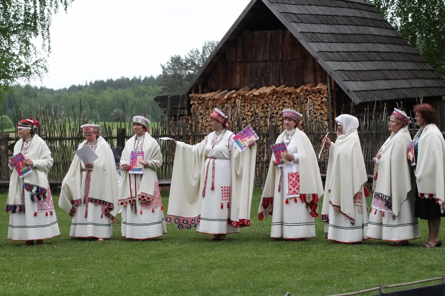 Seto naised seto näpütööga Seto Pitsi päevadel.