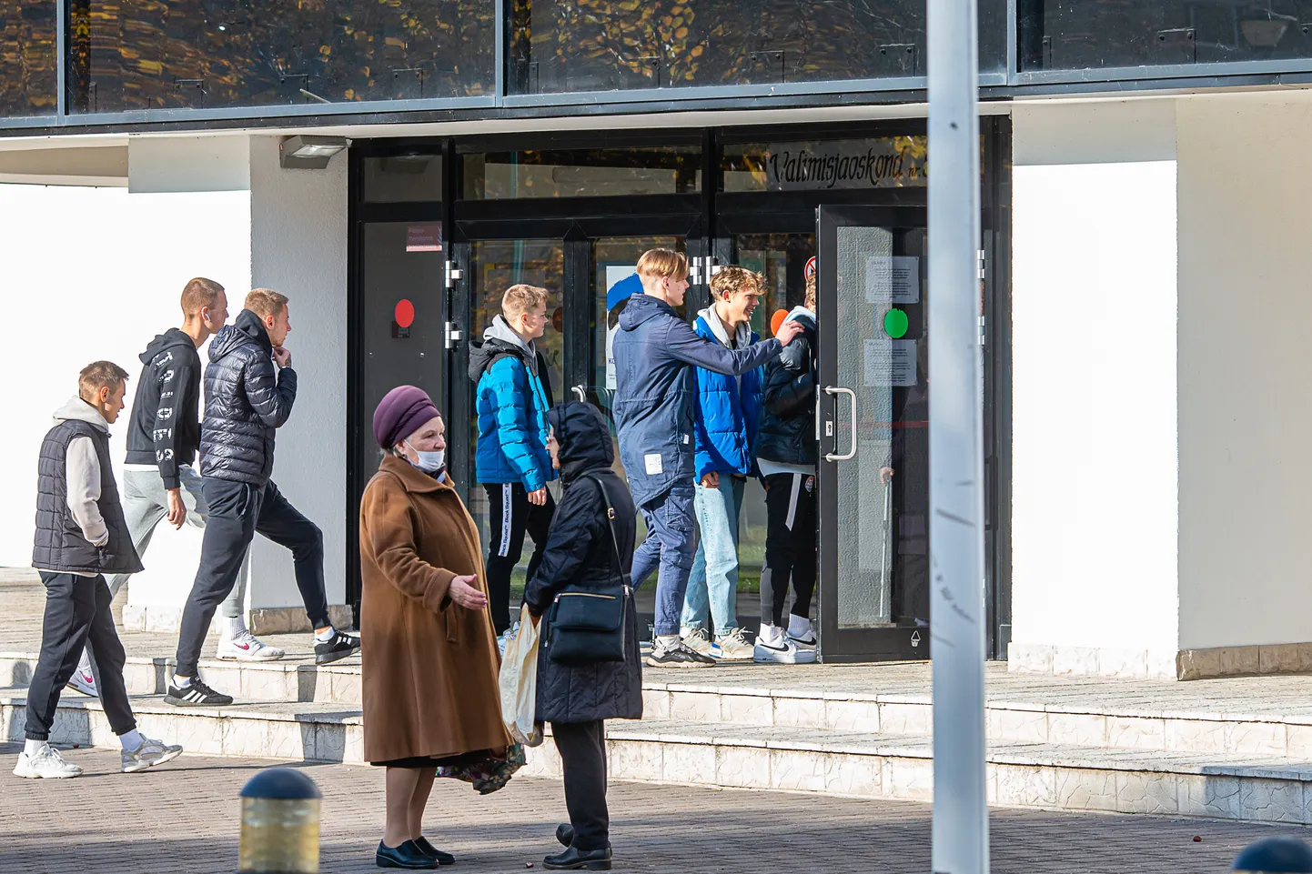 Suure bussiga saabusid hääletama Narva Transi noored jalgpallurid, kelle klubi president on samuti kandidaatide nimekirjas.
