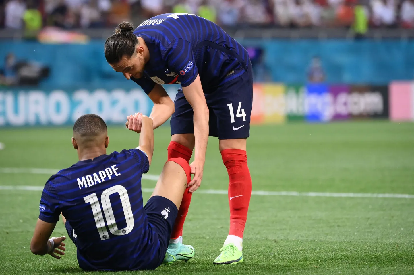 Adrien Rabiot (püsti) aitamas püsti Kylian Mbapped. Kui nemad kaks said väljakul läbi, siis nende platsil kõrval viibinud vanemad mitte.