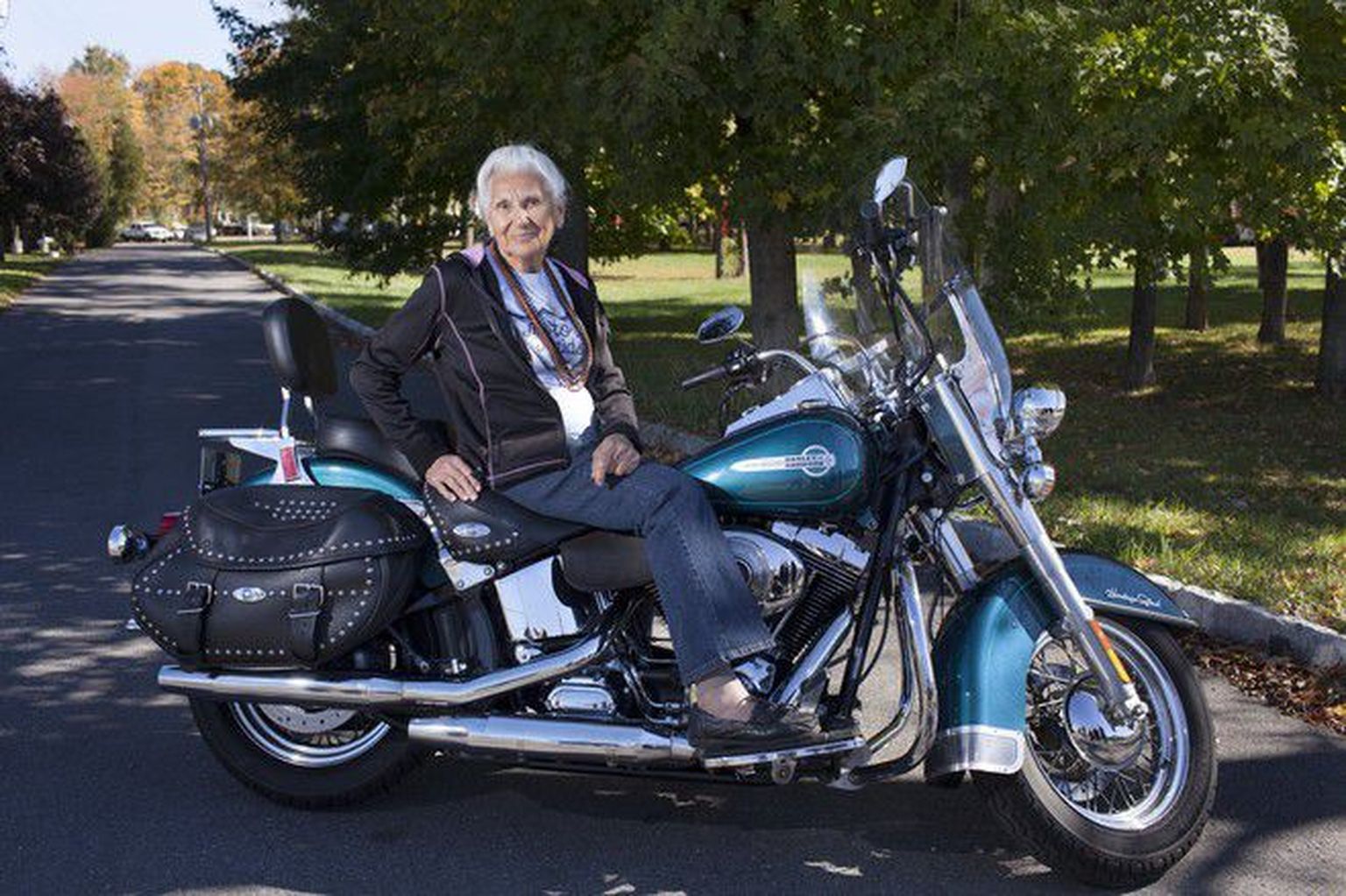 90-aastane Gloria Tramontin Struck oma tsikli seljas.