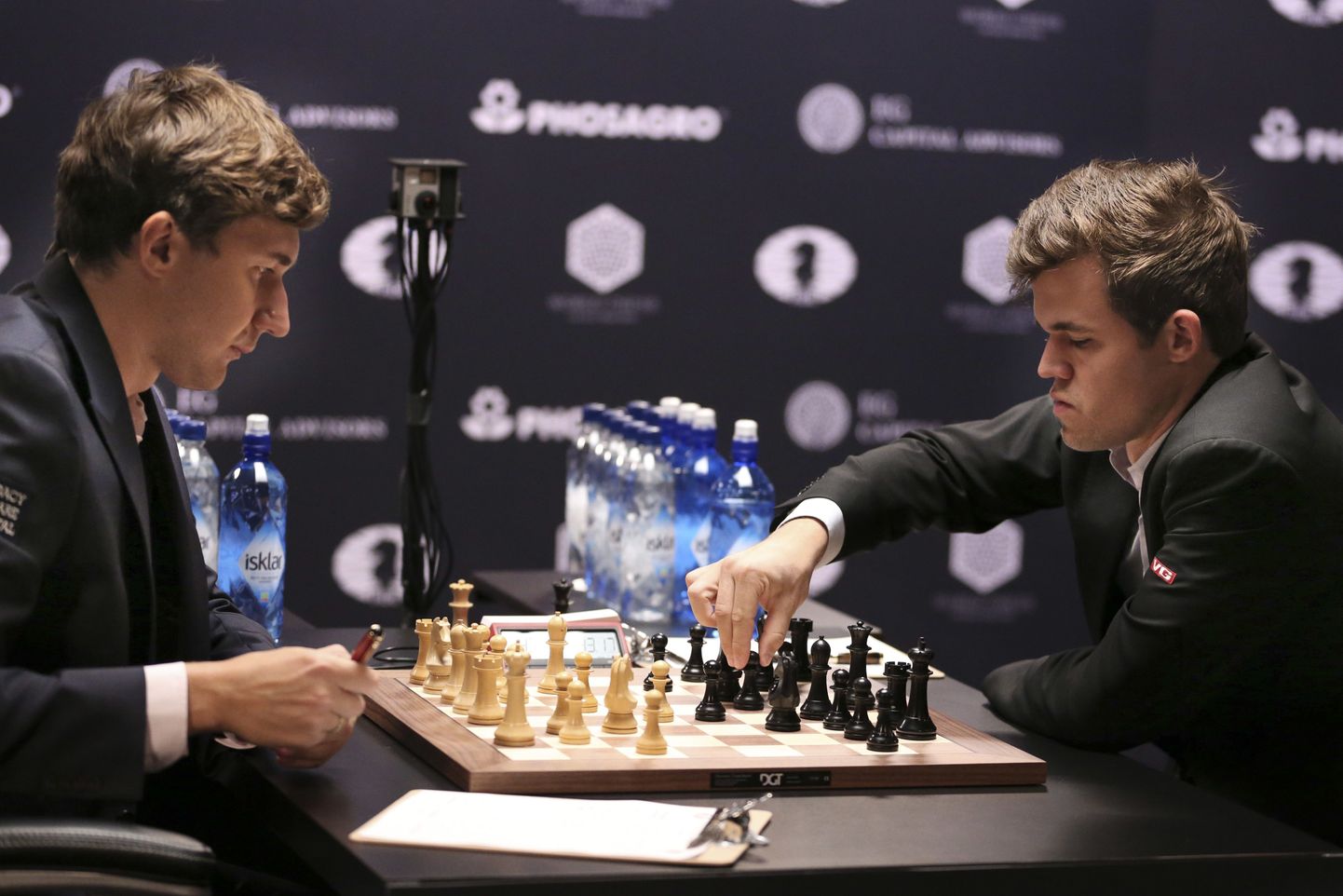 Magnus Carlsen (paremal) ja Sergei Karjakin.