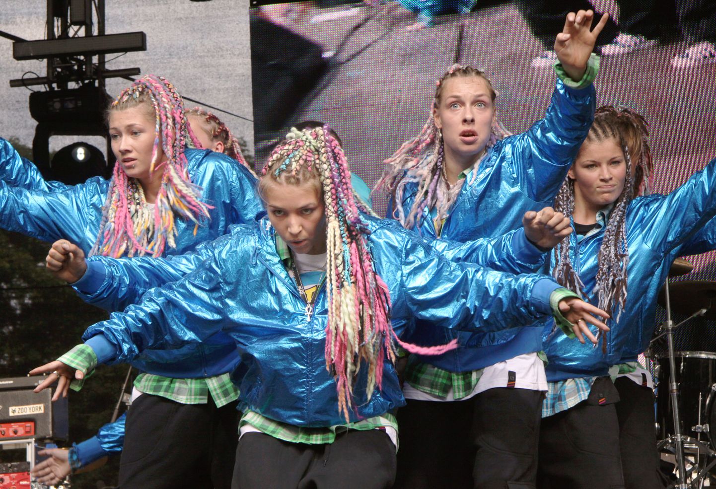 JJ Street tantsukooli liikmed hakkavad Pärnus tänavatantsu õpetama.