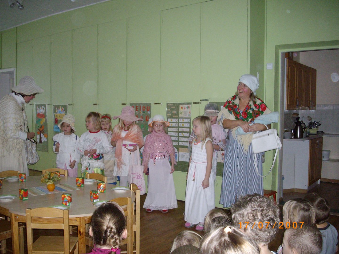 Pärnu Mai lasteaia mudilased käisid külas Raeküla lastel.