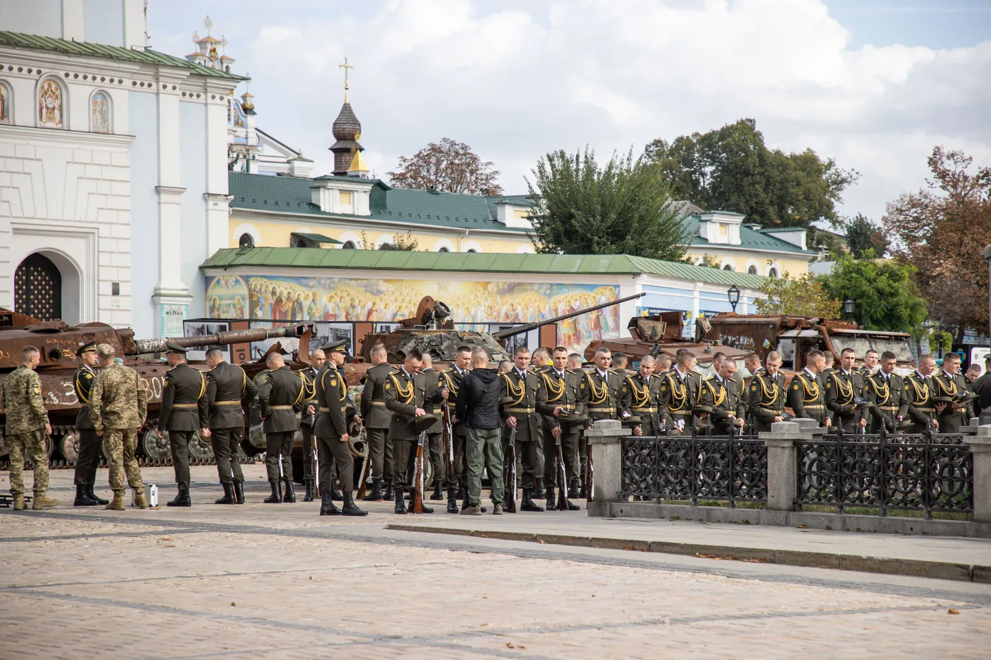 Ukraina armee juhtimismudeli muutmine on järjest kasvav teema sõjaväelaste ja ekspertide juttudes. Fotol on Ukraina kaitseväe auvahtkond sel neljapäeval Kiievi kesklinnas Püha Miikaeli kloostri esisel platsil valmistumas NATO uue peasekretäri Mark Rutte saabumiseks. Ruttele tutvustati seal platsil hävitatud Vene sõjatehnikat ja ta avaldas austust hukkunud Ukraina sõduritele, kelle tuhanded fotod on kleebitud kloostri müüridele.