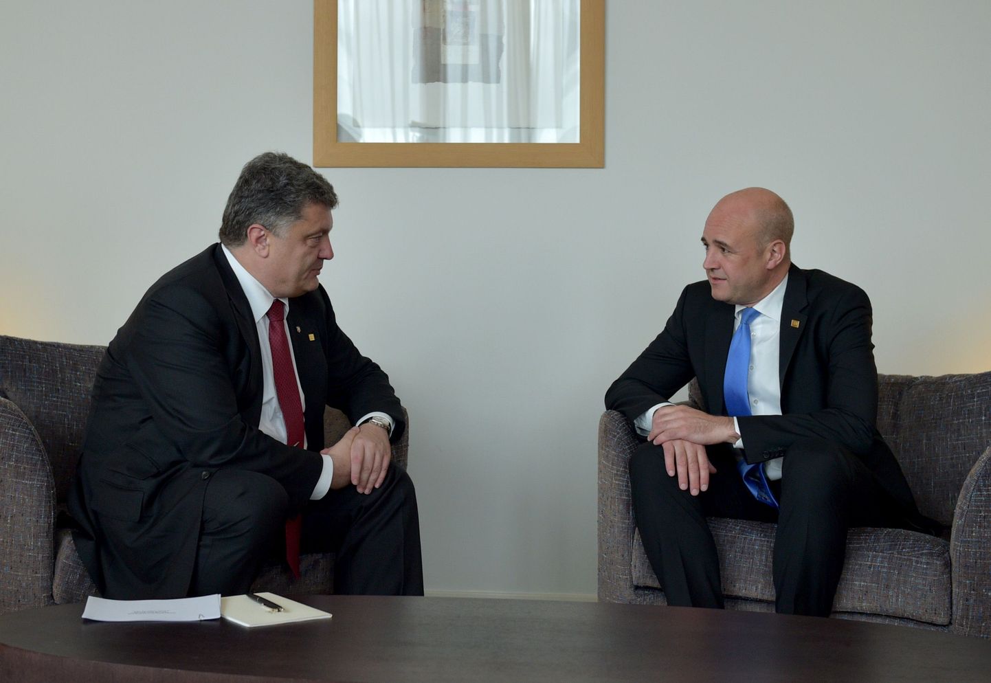 Rootsi valitsusjuht Fredrik Reinfeldt (paremal)pidas 30. augustil Brüsselis nõu Ukraina riigipea Petro Porošenkoga.