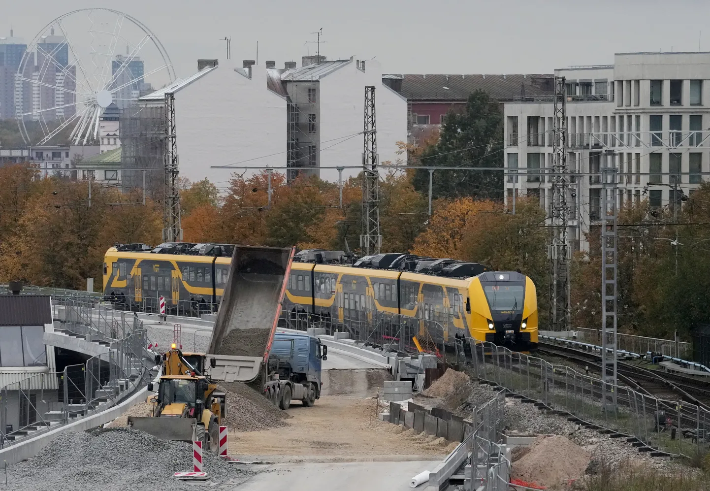Строительная площадка центрального узла Rail Baltica и электропоезд Vivi на Рижском вокзале