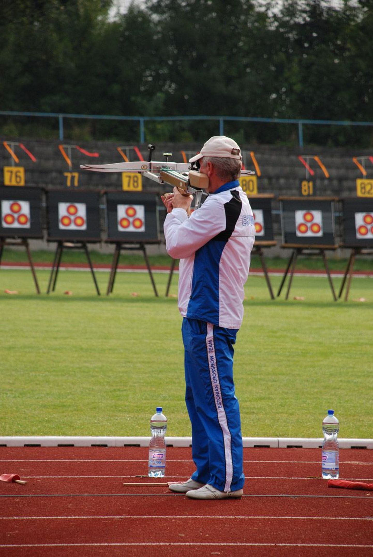 Tšehhis Euroopa meistrivõistlustel aitavad Jüri Kadastiku lastud täpsed ammunooled Eesti meeskonna veteranide arvestuses kuldmedalile.