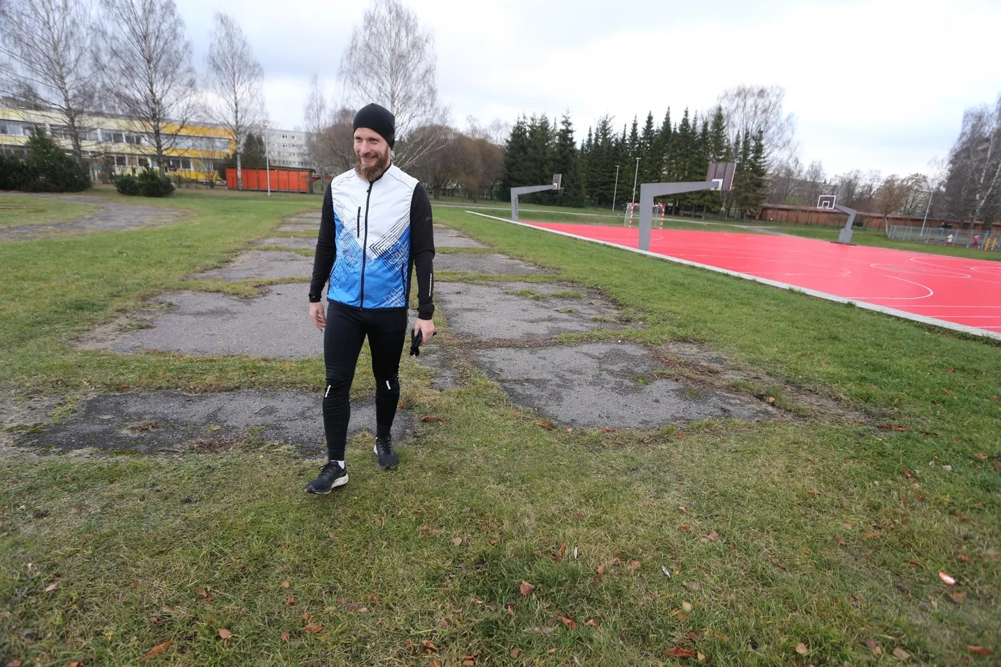 Hansa kooli kehalise kasvatuse õpetaja Marius Aave seisab koha ­peal, kus peaks olema kaugushüppekast. Paraku pole sellest enam jälgegi.