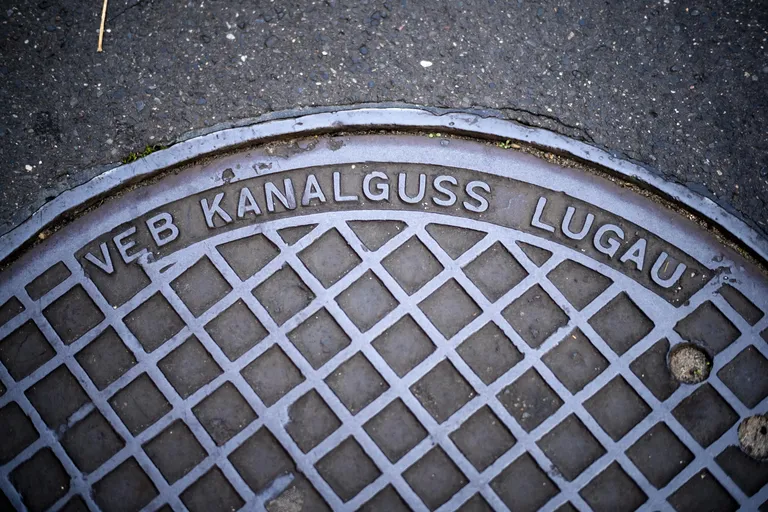 Ida-Saksa ajast pärit kanalisatsioonikaevu kaas Berliinis.