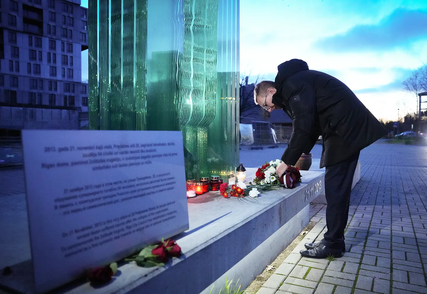 Эдгар Ринкевич возлагает цветы к мемориалу в Золитуде