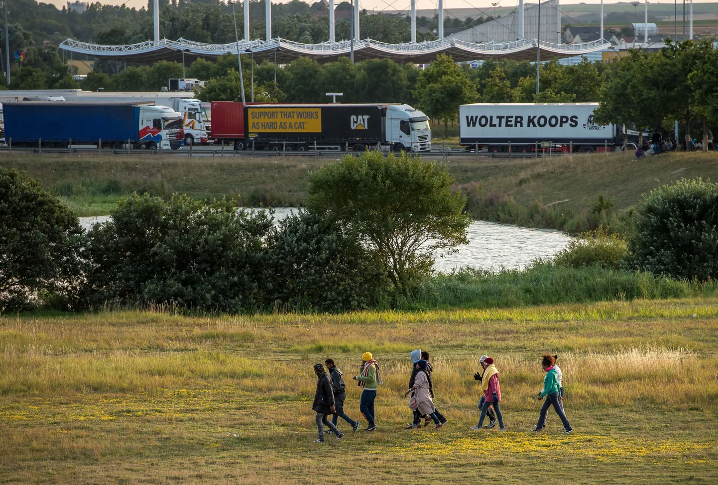 Migrandid proovivad siseneda Eurotunnelisse.