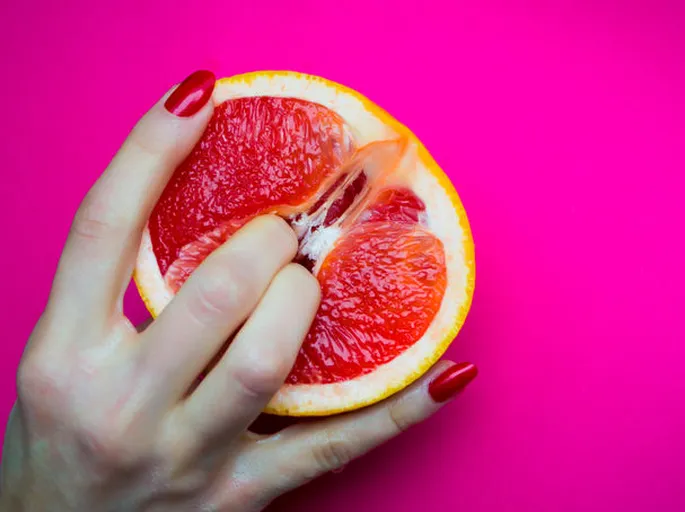 Jinsiy olatini kiritdi va trusigini kiydi.