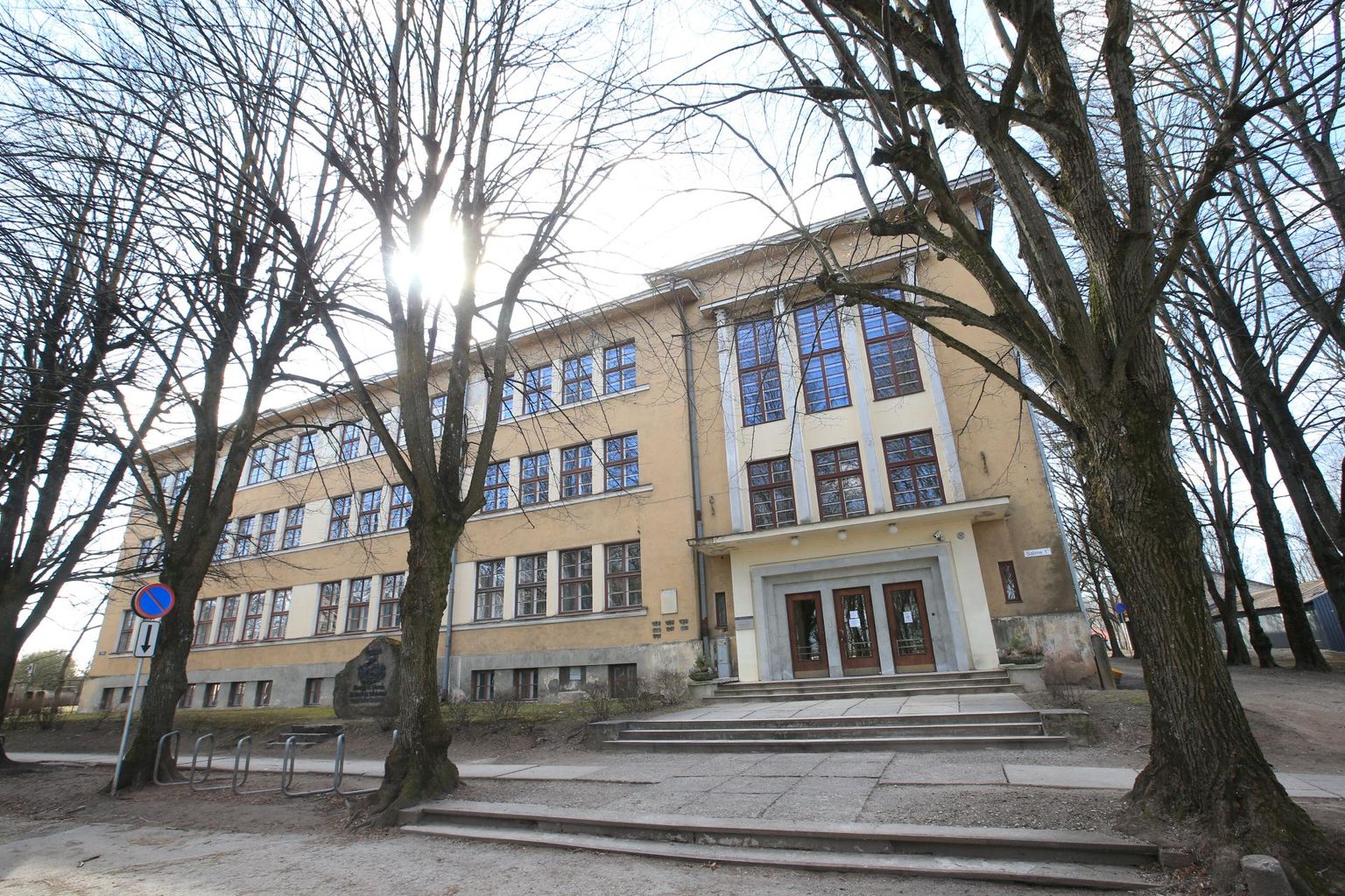 Tartu linnavalitsus soovib osta Karlova kooli vanemate klasside majaks Salme 1a hoone, kus praegu töötab veel Tartu ülikooli haridusteaduste instituut.
