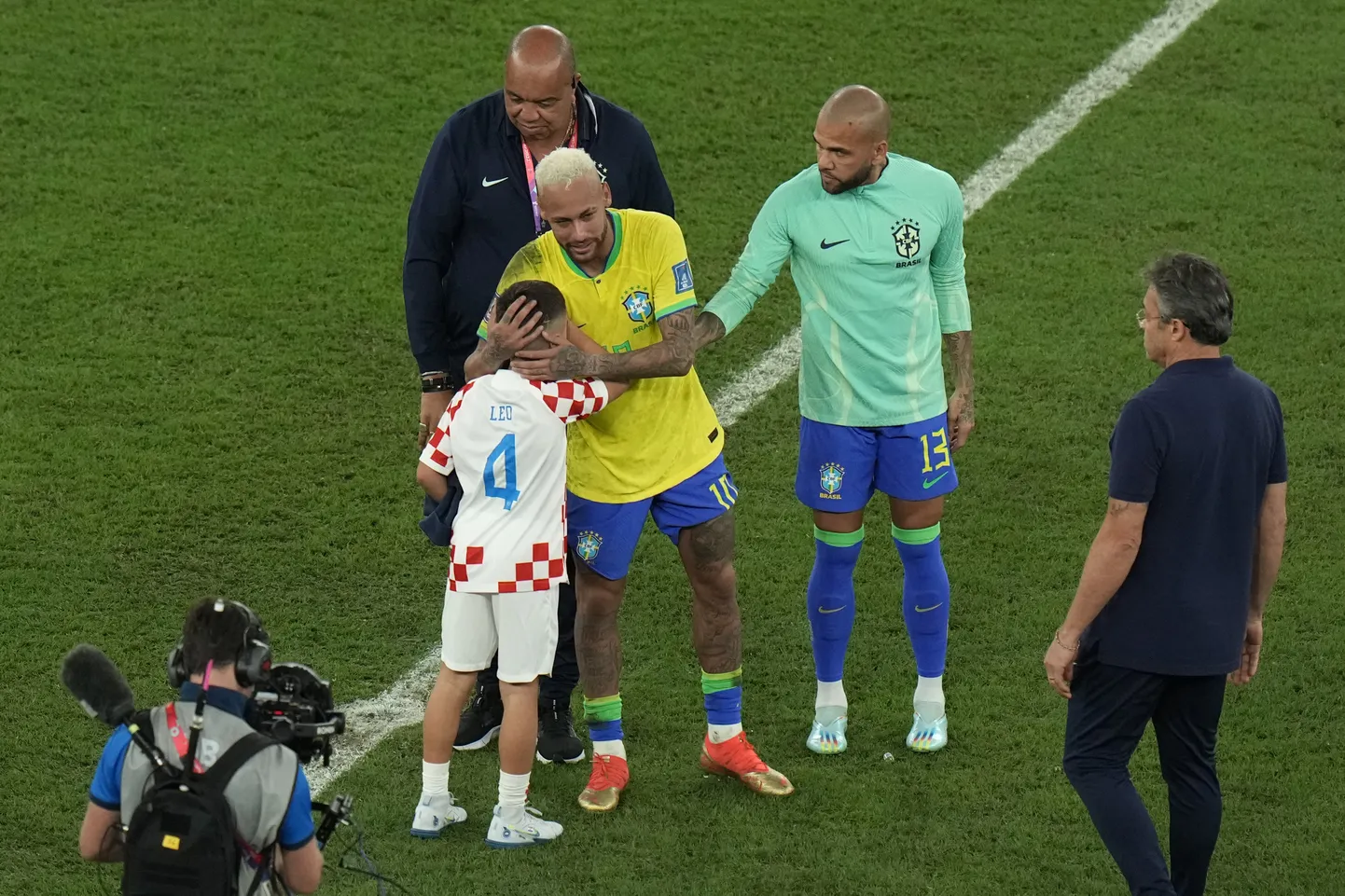 Neymar (kollases) embamas vastasmängija Ivan Perišici poega Leod.