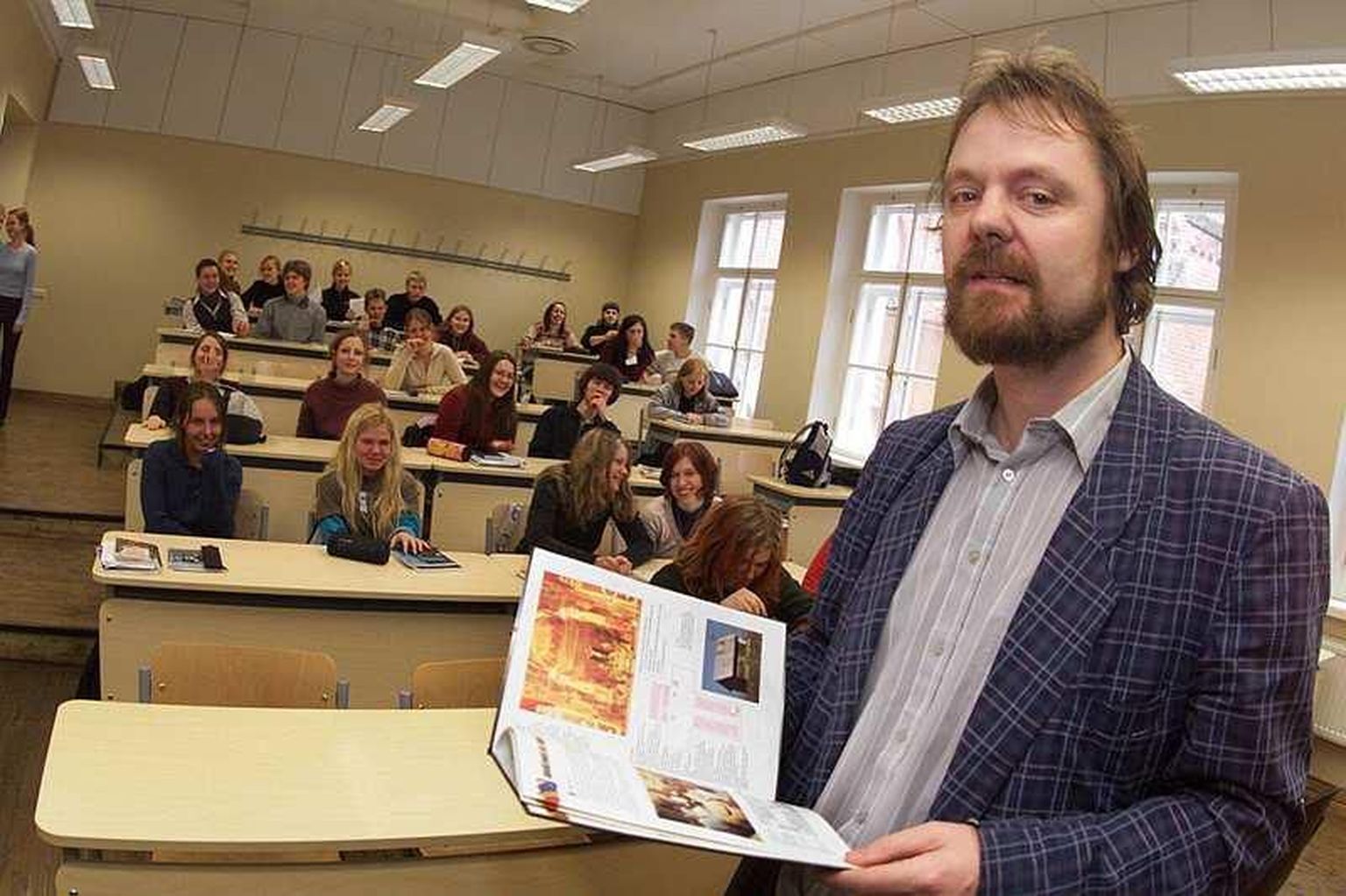 Tartu Treffneri gümnaasiumi õpetaja Toomas Jürgenstein religiooniõpetuse tunnis.