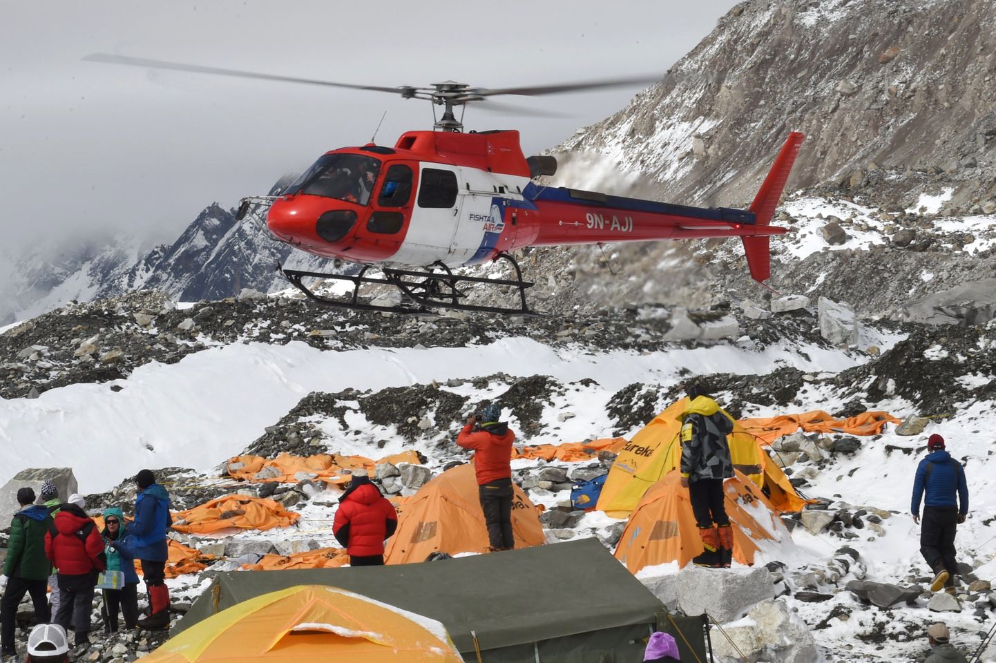 Päästekopterid Everesti baaslaagris.
