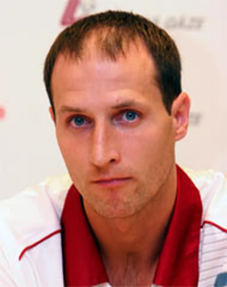 2005. gada 9. septembris, OSC Rīga. Latvijas izlases kapteinis Roberts Štelmahers preses konferencē. 