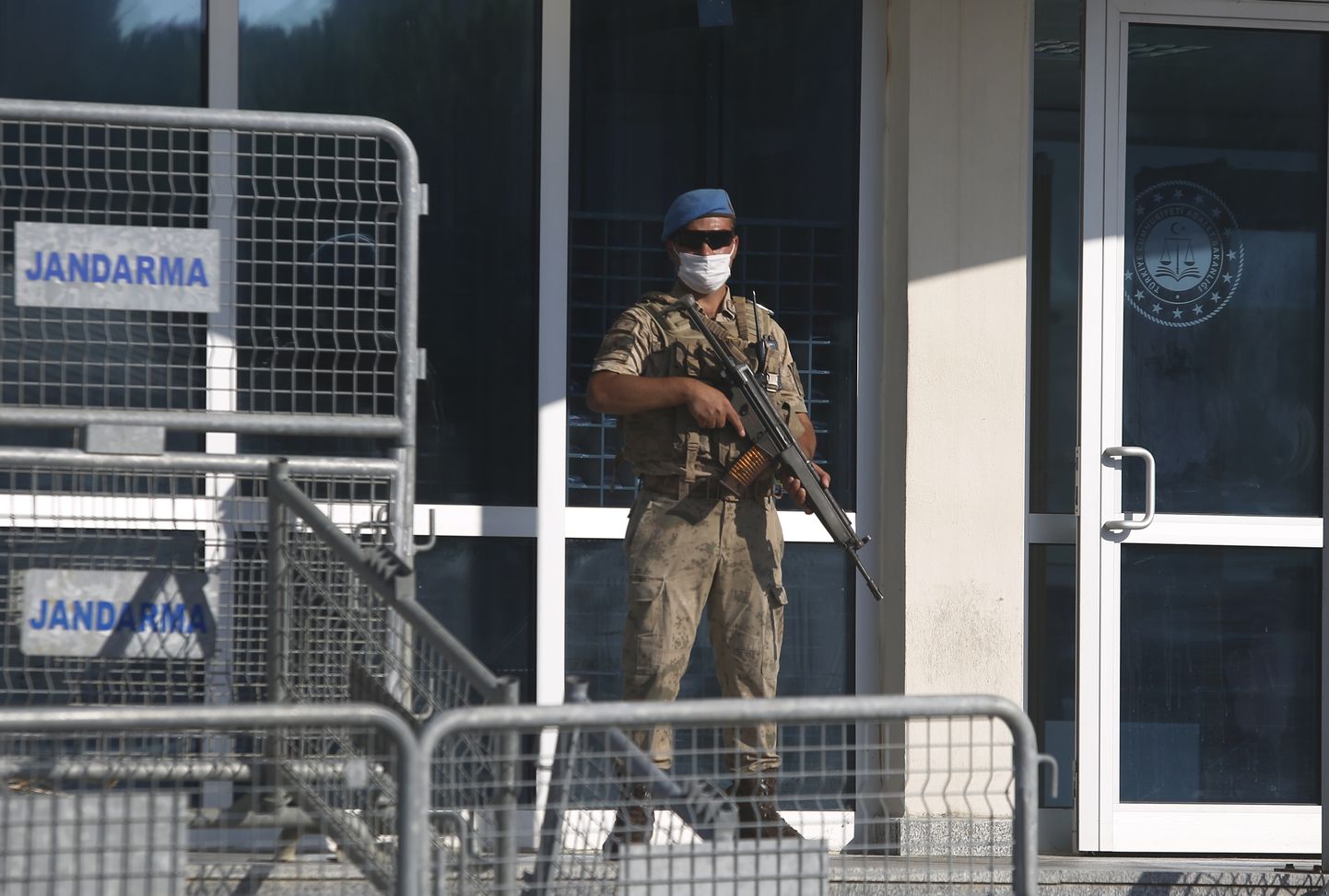 Türgi sõdur kohtuhoone sissepääsu juures valvamas.