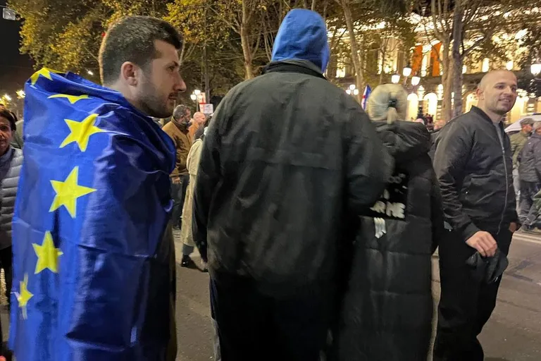 Илья, 34 года, накинул на плечи флаг ЕС