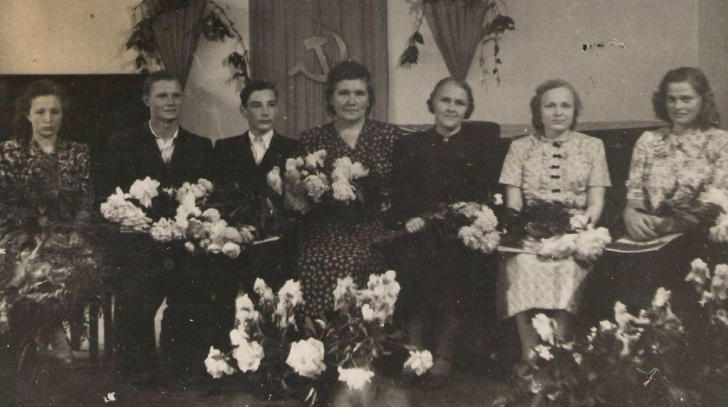 Pärnu lastemuusikakooli IV lennu lõpetajad 1951. aastal: (vasakult) Minna Fuks, Ants Erm, Valdur Roots, Tiiu Rand ja Astrid Leppoja, keskel istuvad klaveriõpetajad Alice Mardi ja Galina Aleksandrova.