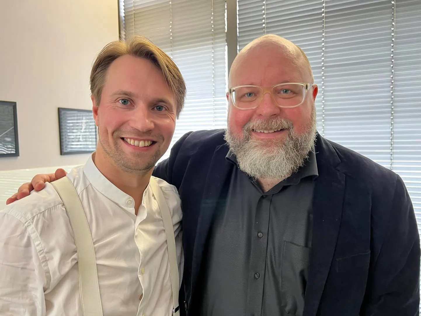 Jüri Reinvere koos dirigent Pietari Inkineniga.