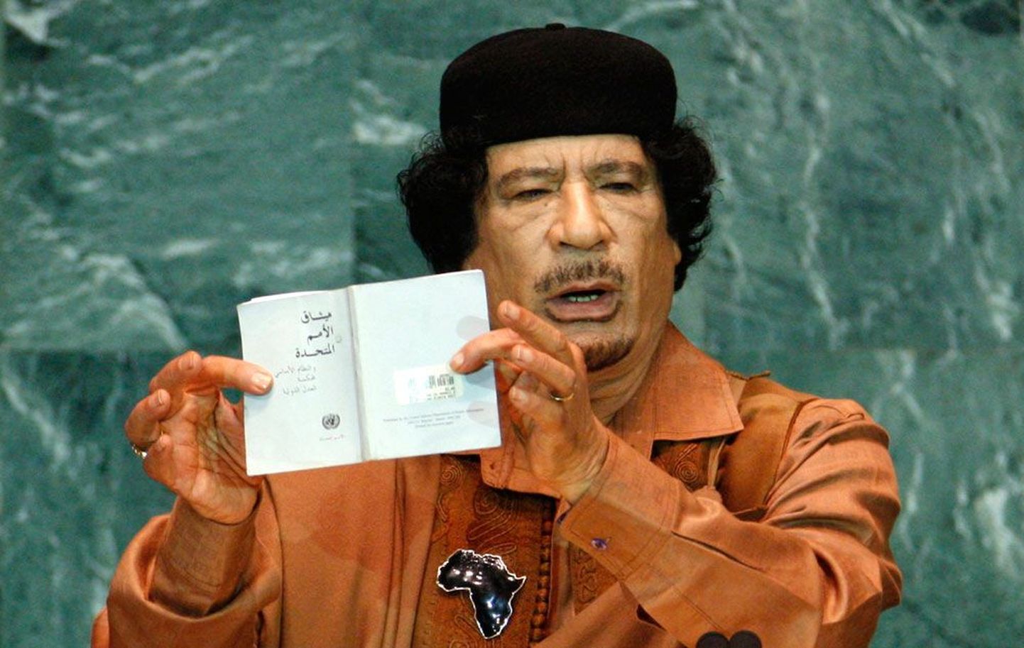 Liibüa Liider Muammar Gaddafi ähvardas ÜRO harta koguni puruks rebida, kuid piirdus selle nurka loopimisega.