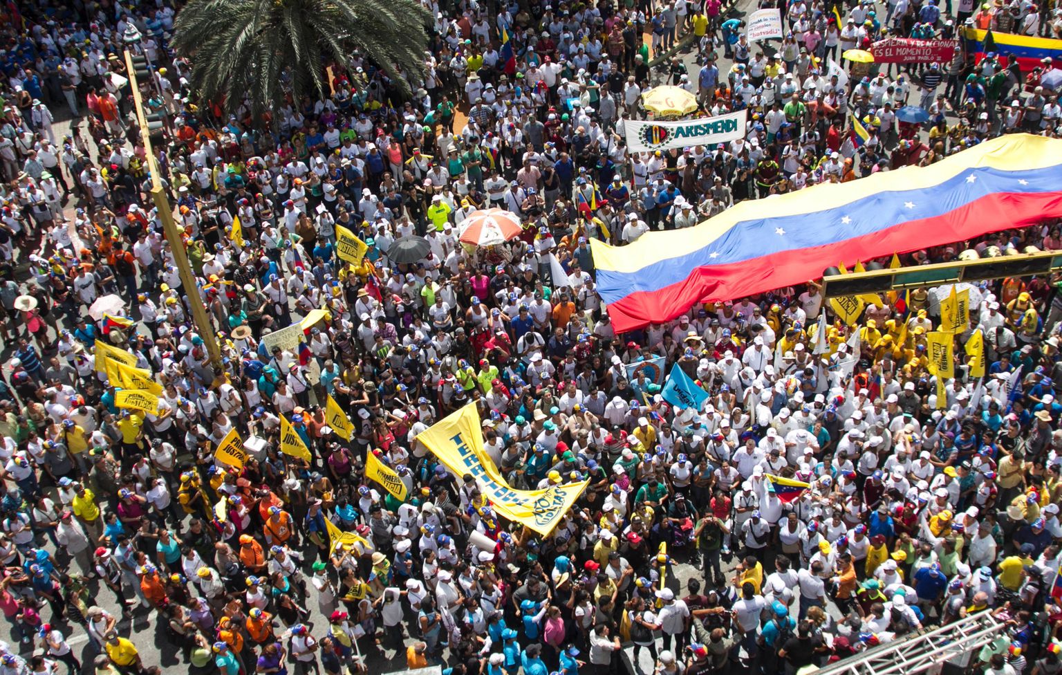 Venezuelas toimusid kolmapäeval mitmel pool riigis valitsusvastased meeleavaldused, mis muutusid kohati vägivaldseks. Protestijad Porlamaris.