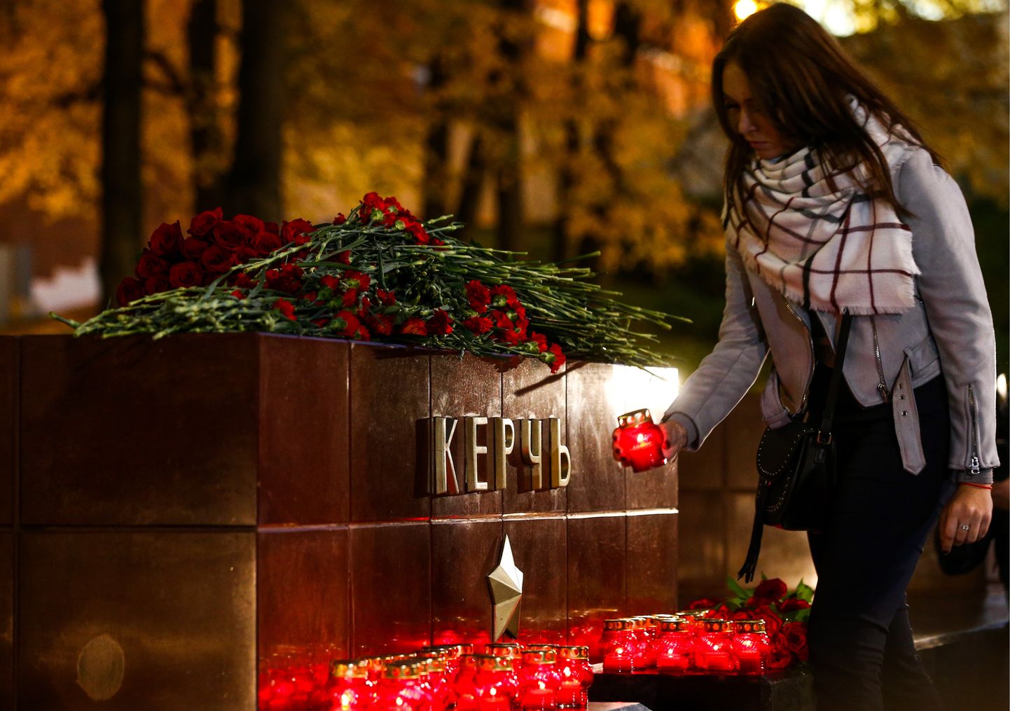 Leinaküünlad plahvatuses hukkunute mälestuseks Kertši  Suure Isamaasõja monumendi ees.
