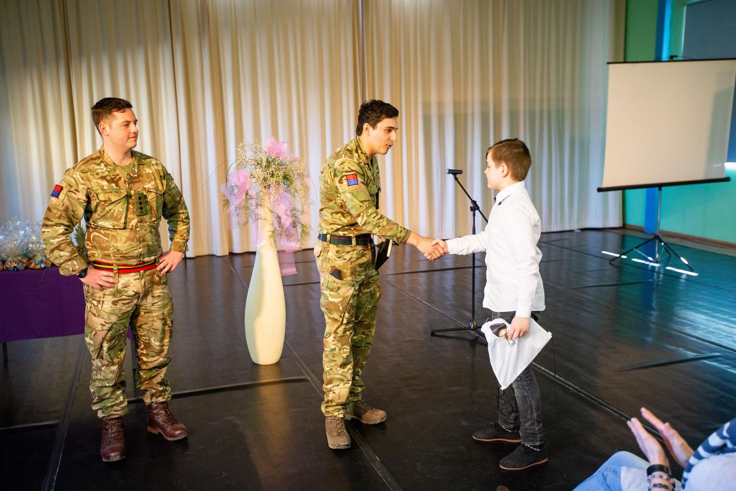 Eesti laste selge hääldus üllatas sõdureid ja hea meelega oleks nad veelgi rohkemaid lapsi autasustanud.