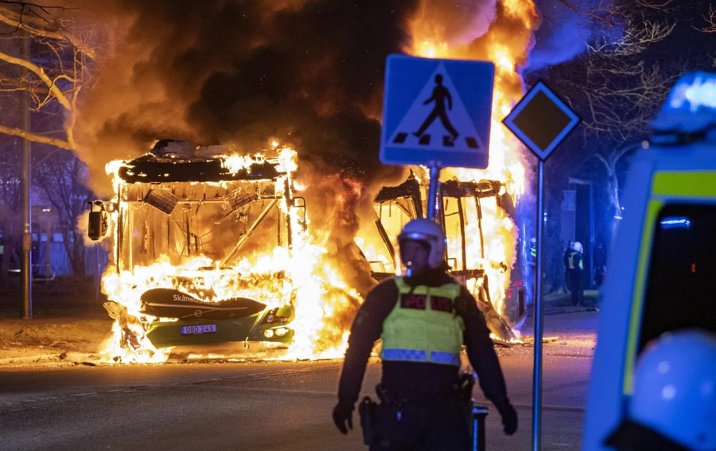 Rootsis puhkesid taas kokkupõrked rände- ja islamivastase rühmituse Hard Line meeleavalduste pärast. Kokkupõrked tekkisid politsei ja protestijate vahel, kes avaldasid meelt Hard Line’i plaani vastu põletada koraane.