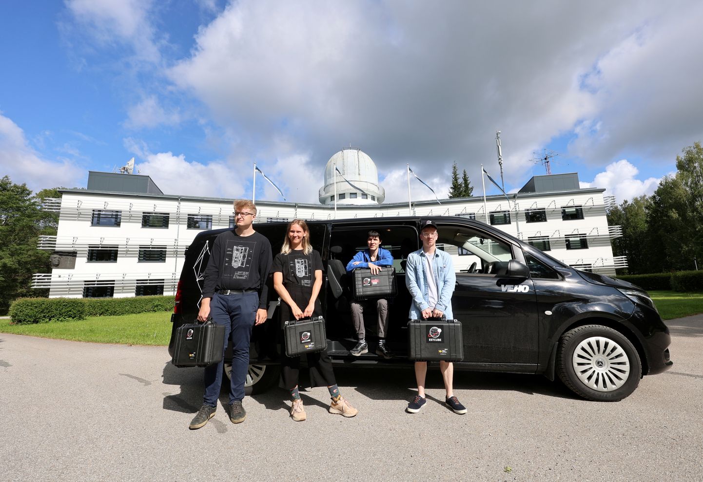 Juulis alustas ESTCube-2 teekonda Tšehhi poole, saatjateks tiimi liikmed Laur Edvard Lindmaa (vasakult), Michelle Lukken, Kristo Allaje ja Sergei Kuzmin. Nüüd on satelliit jõudnud stardipaika.