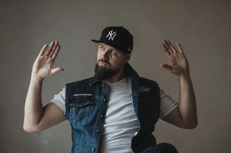 Kui märtsi lõpul jagati Eesti muusikaettevõtluse auhindu, tunnistati parimaks muusikatootjaks Genka plaadifirma Legendaarne Records, kes seljatas nii Universal Music Balticsi kui Star Managementi.