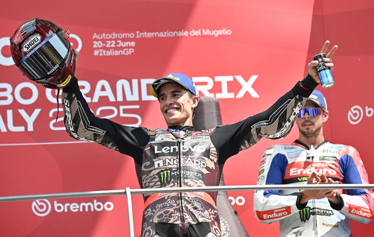 Spāņu MotoGP braucējs Marks Markess svin Grand Prix izcīnīšanu Itālijā Mugello trasē 2025. gada 22. jūnijā.