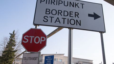 Фото: на границе с Эстонией поймали контрабандистов с антиквариатом и картинами на полмиллиона евро