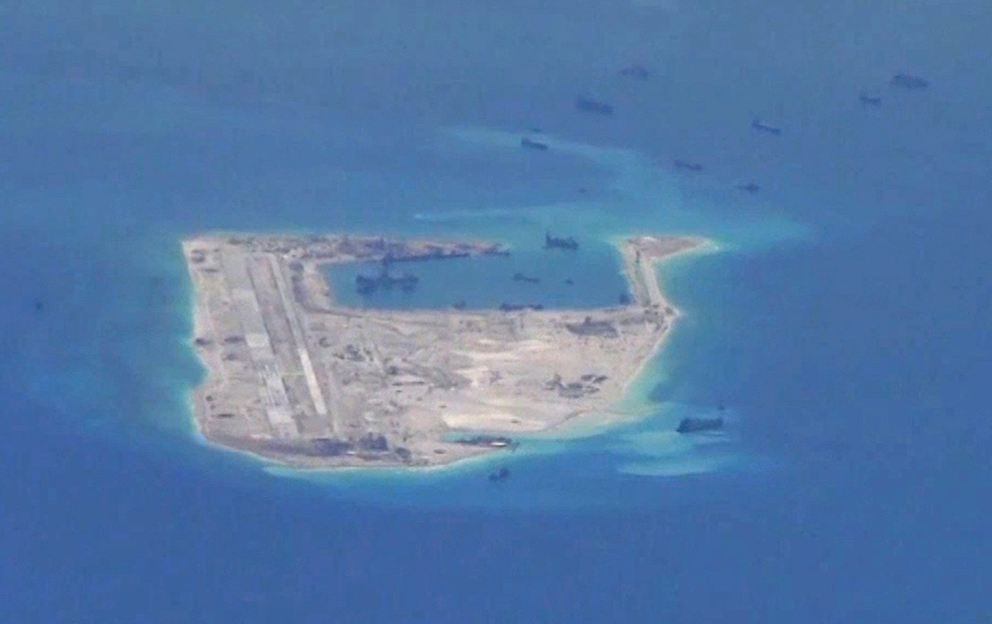 USA luurelennuki foto, millel on väidetavalt näha Hiina aluseid korallrahu Fiery Cross ümbruses.