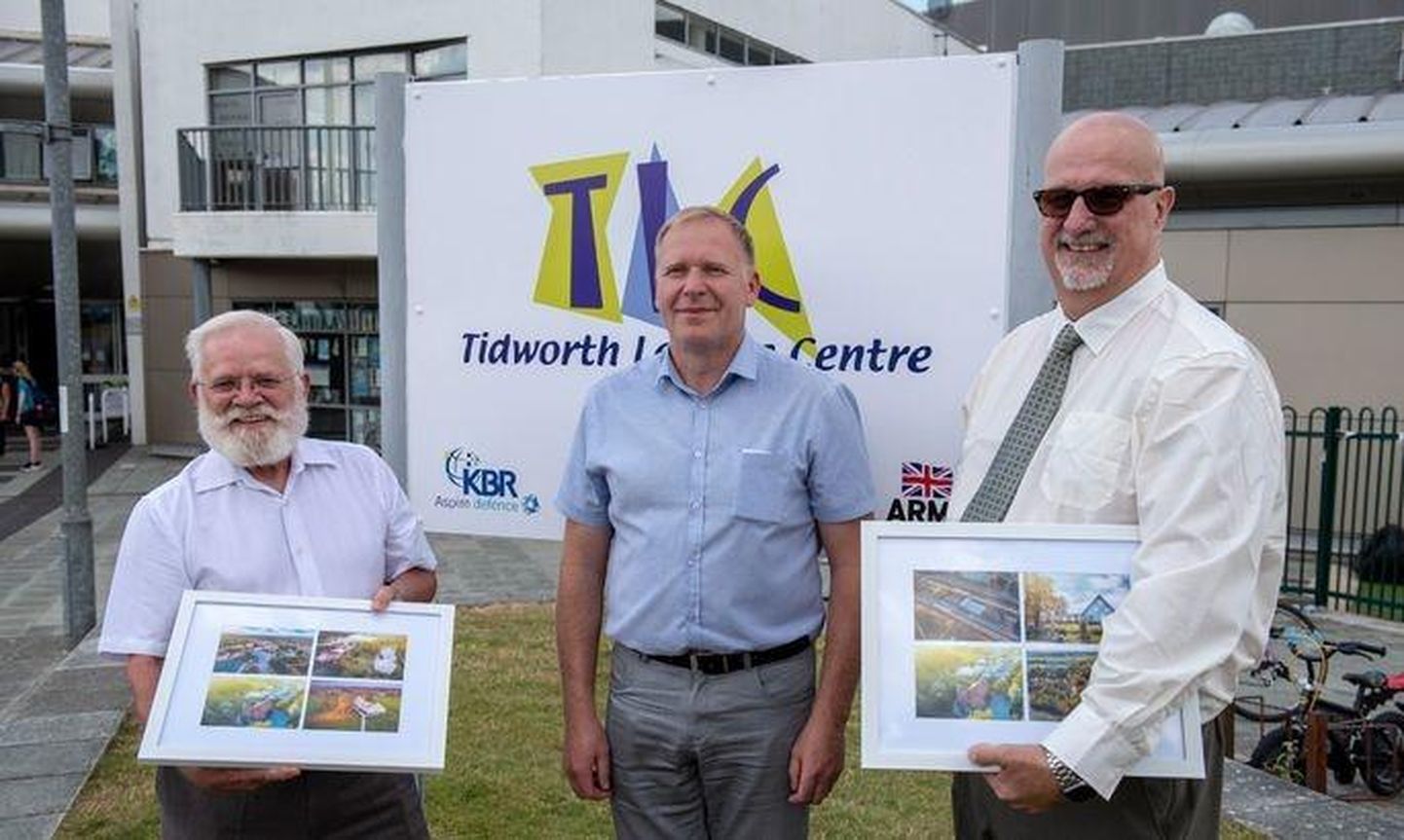 Tapa vallavanem Riho Tell (keskel) koos Tidworthi linnapea Brian Platti ja Ludgershalli linnapea Mike Gilesiga.
