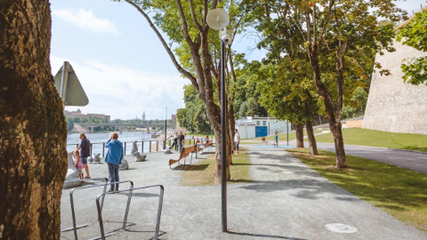 Narva kaldapromenaadil on välja kujunenud multifunktsionaalne puhkeala, kuhu hiljemalt kuu aja pärast paigaldatakse 15 täiskasvanutele mõeldud treeninguseadet.