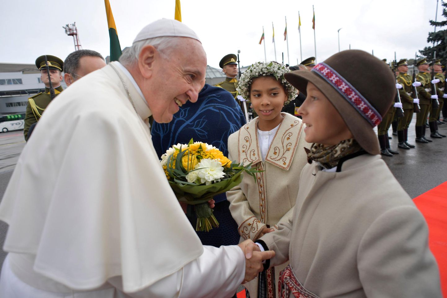 Paavsti Leedus tervitanud lapsed.