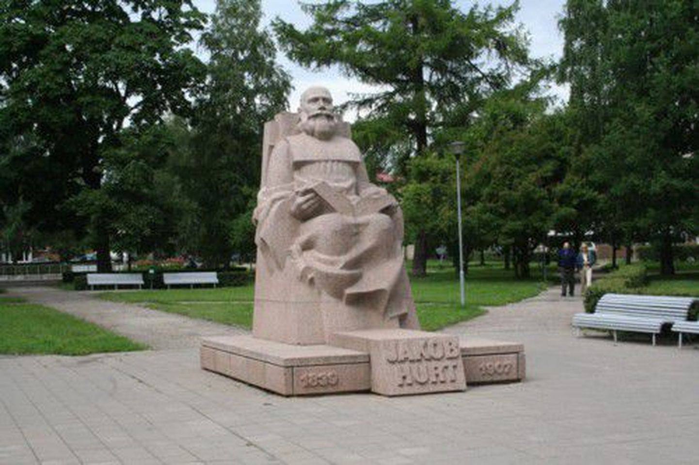 Jakob Hurda monument Tartus Vanemuise tänaval.