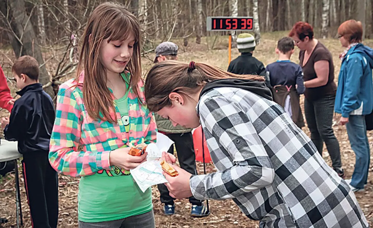Kevaditi toimuv Pärnu koolide orienteerumispäev meelitas tänavu kohale umbes 500 last.