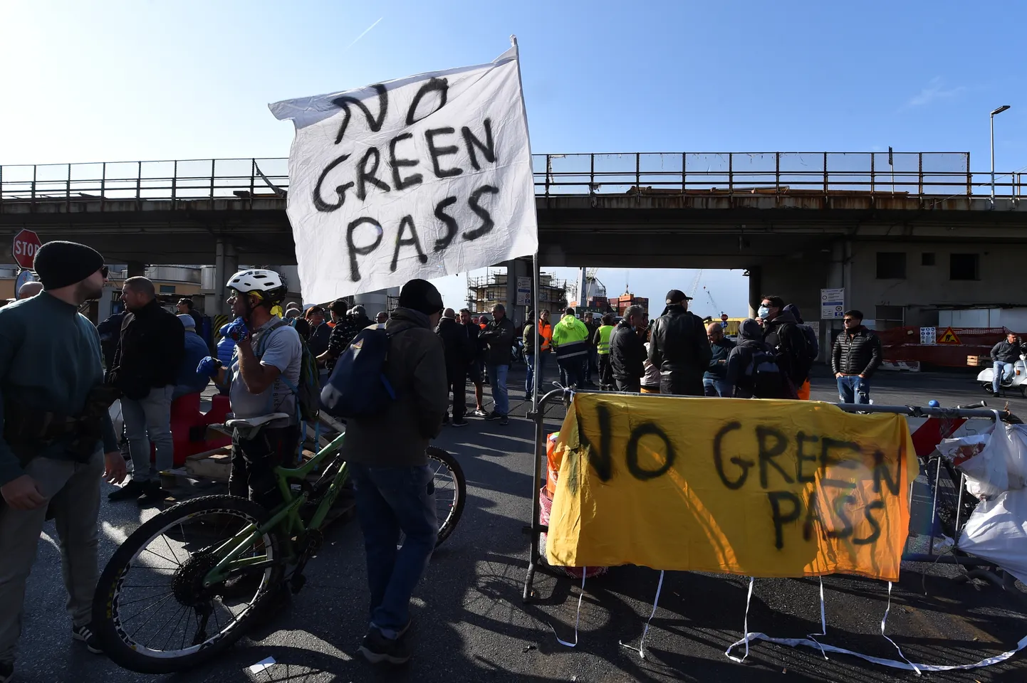 Protest rohelise passi vastu Genoa sadamas.