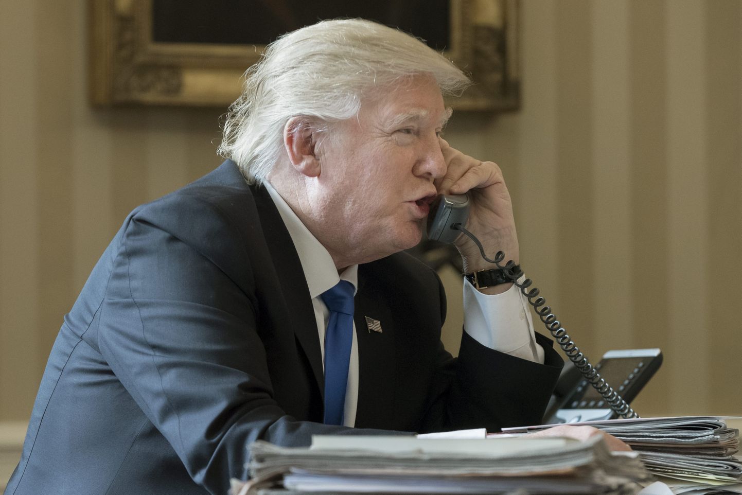 Lisaks Valge Maja turvatud süsteemiga lauatelefonile kasutab president isiklikku mobiiltelefoni.