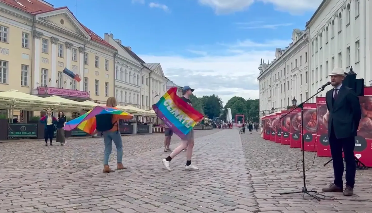 Varro Vooglaid SAPTK välinäitusel kõne pidamas.