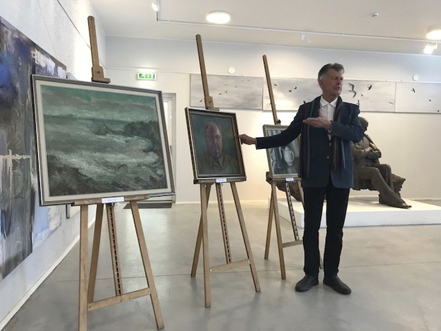 Metseen Jaan Manitski tutvustab Viinistust pärit Aleksander Varma töid.