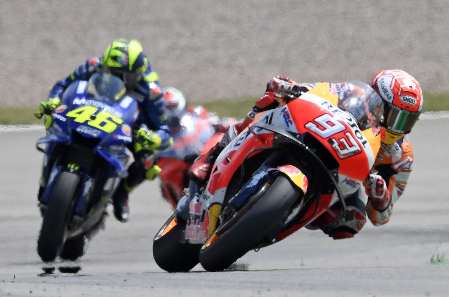 Marc Marquez ees, Valentino Rossi kannul: viimasel paaril hooajal on jõuvahekorrad MotoGP sarjas olnud just sellised.