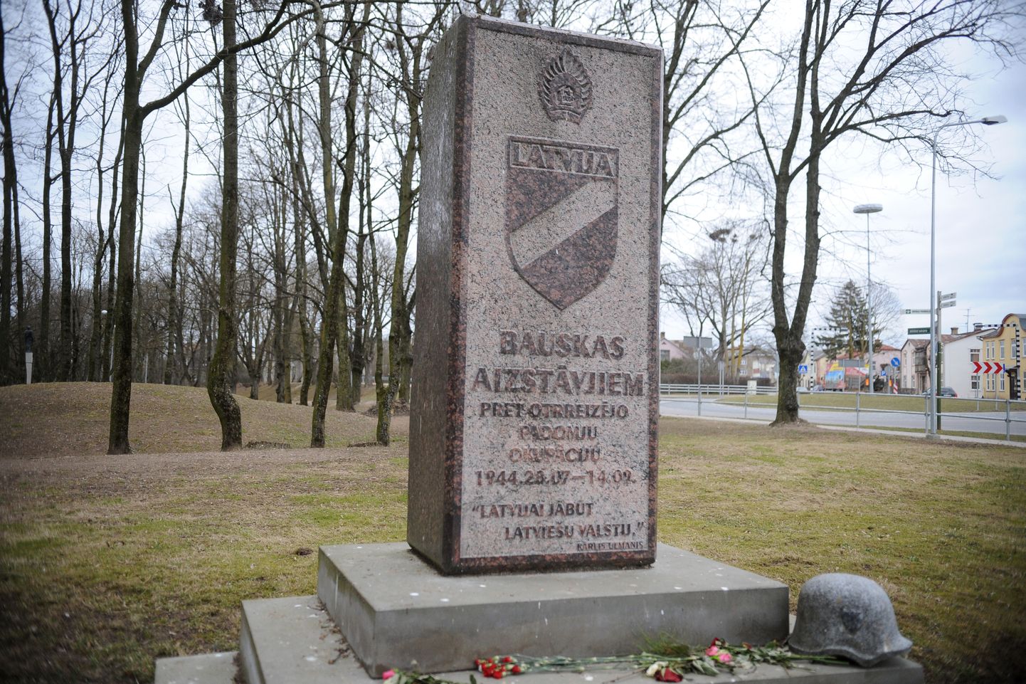 Piemineklis Bauskas aizstāvjiem pret otrreizējo padomju okupāciju 1944.gadā.