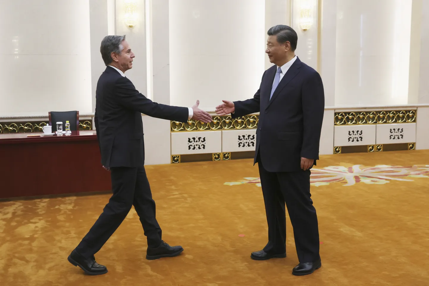 USA välisminister Antony Blinken kohtus esmaspäeval, 19. juunil Hiina presidendi Xi Jinpingiga, kes võttis teda vastu Pekingis Suures Rahvahallis. Kuigi Blinkeni visiit oli võrdlemisi positiivne, ei suutnud ta ometigi täita oma kava kõige pakilisemat küsimust, taastada suhtlus kahe suurriigi sõjavägede vahel.